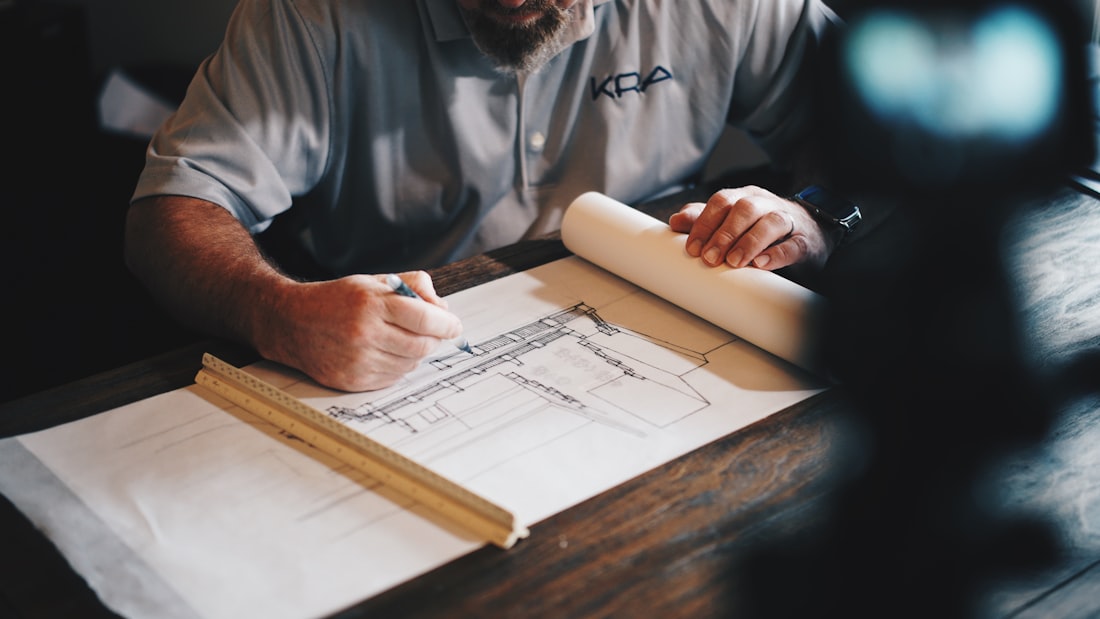 Architekt prüft Baupläne am Arbeitstisch