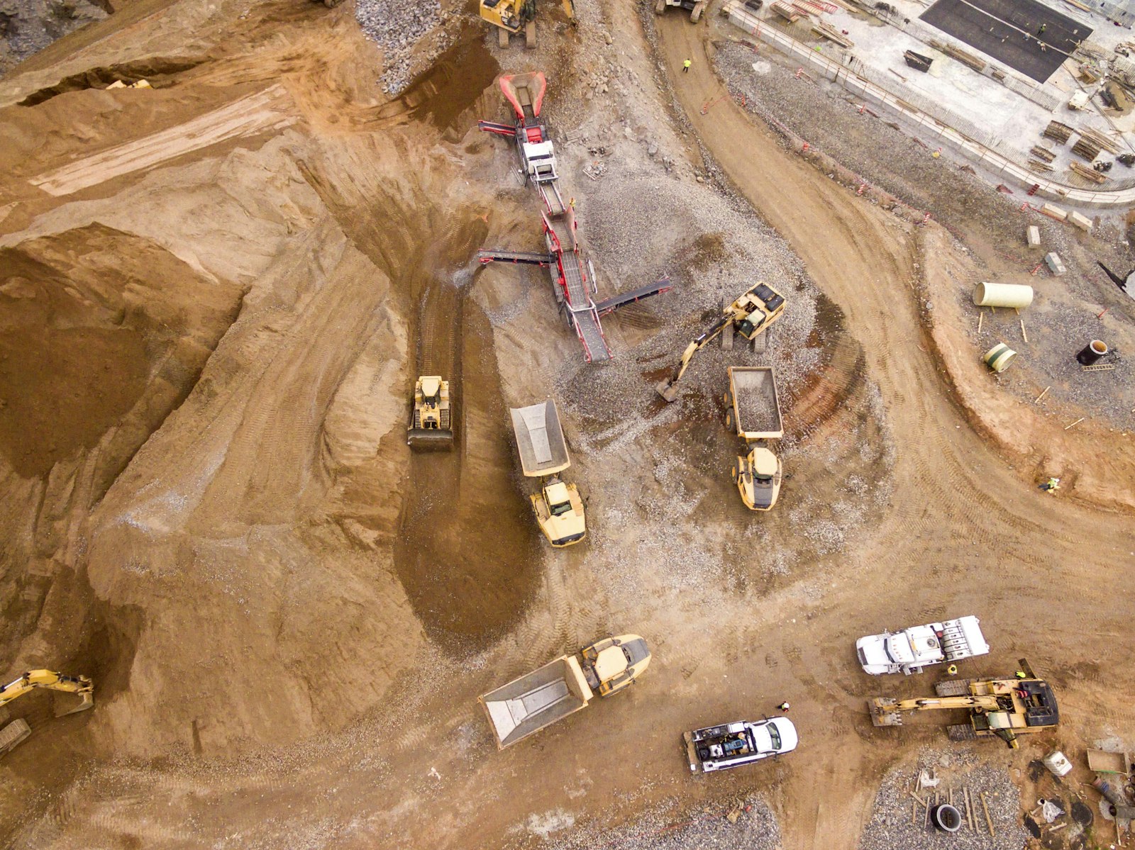 Luftaufnahme einer Tiefbau-Baustelle mit Baggern und Erdbewegung